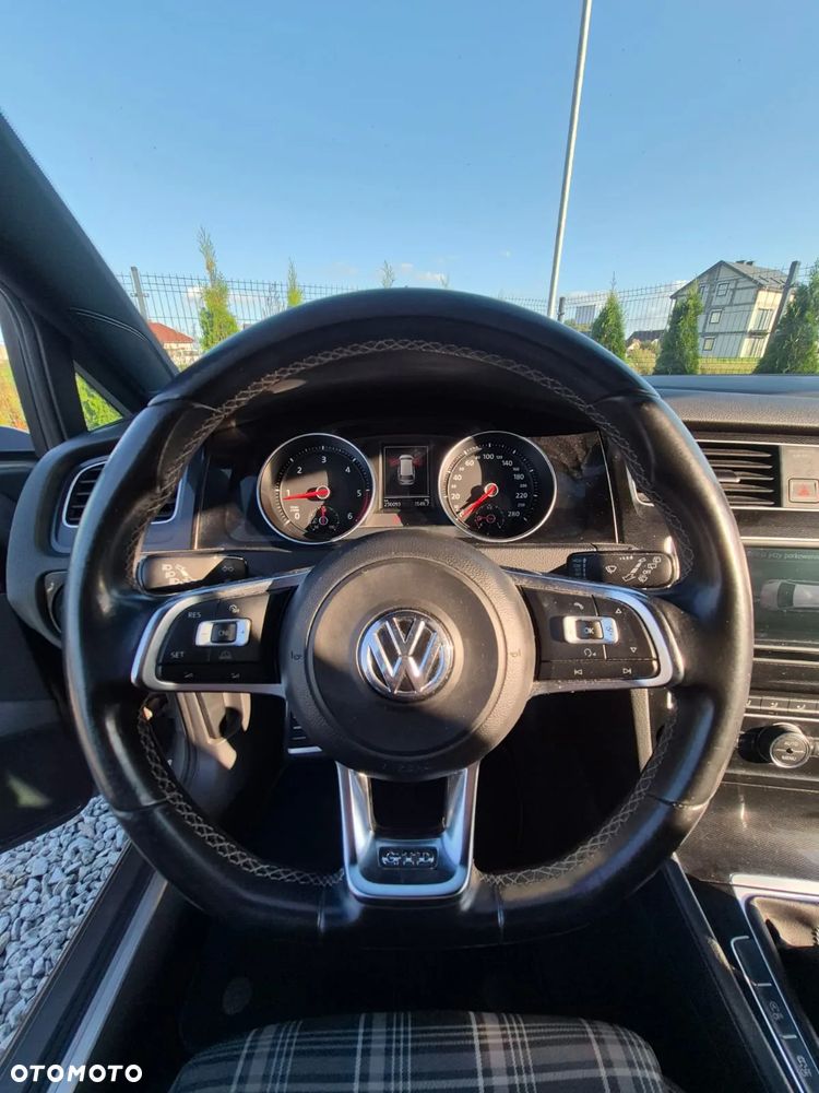 Volkswagen Golf - 28