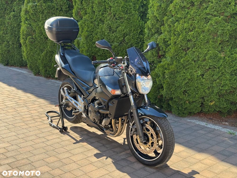 Suzuki GSR - 9