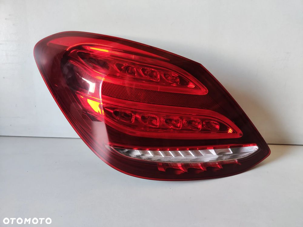 Lampa tylna lewa Mercedes C Klasa A2059060357