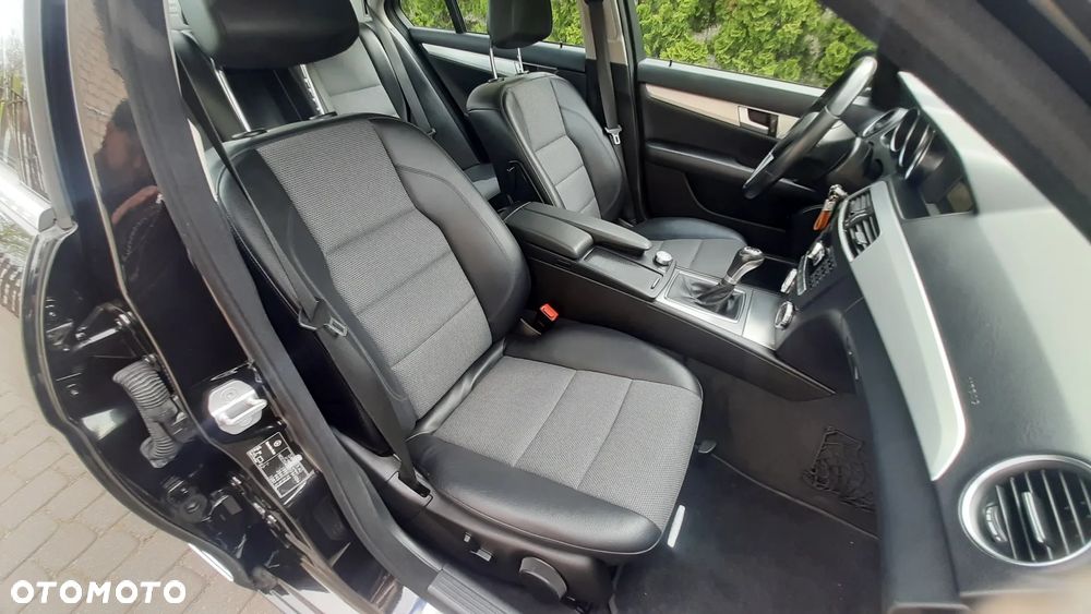 Mercedes-Benz Klasa C 180 CGI BlueEFFICIENCY Avantgarde - 32
