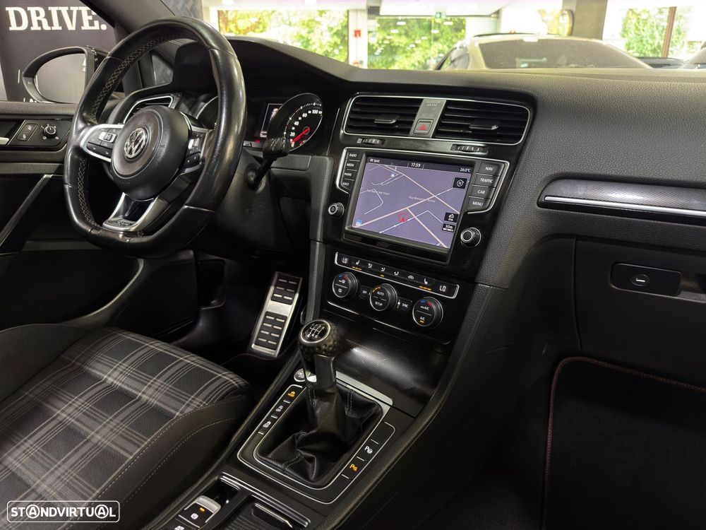VW Golf 2.0 TDI GTD - 38