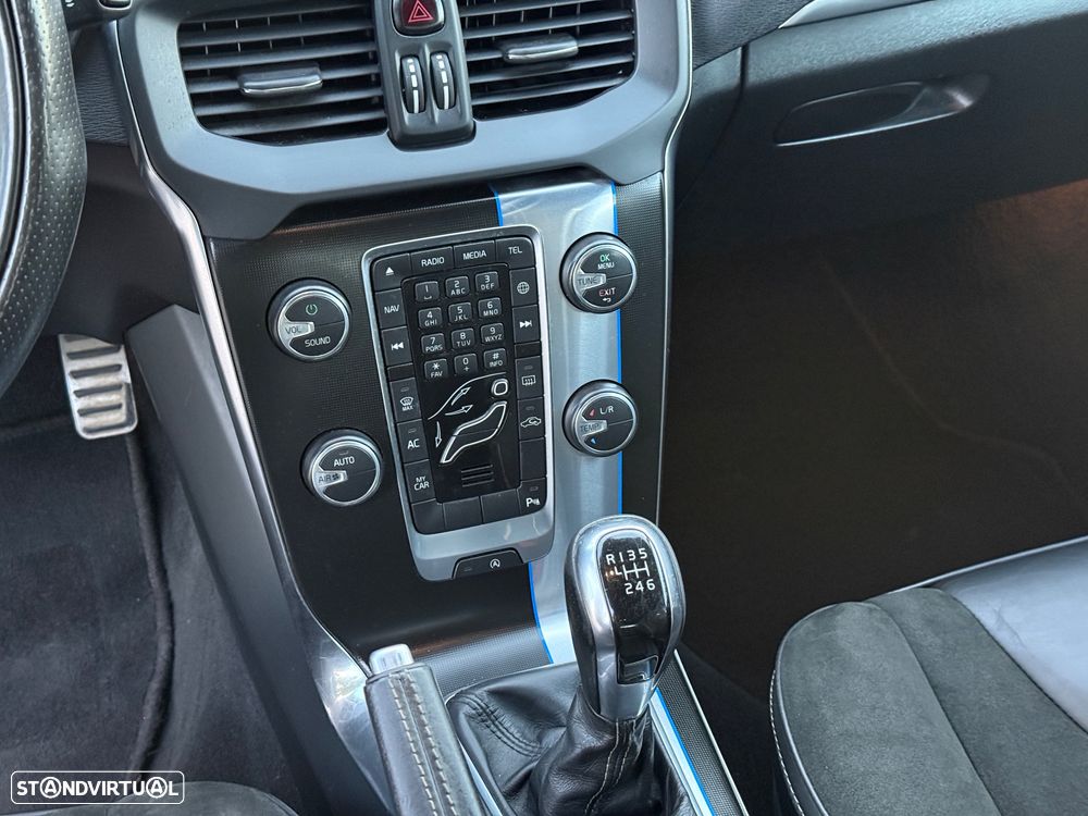 Volvo V40 D2 R Design — fotografia 15