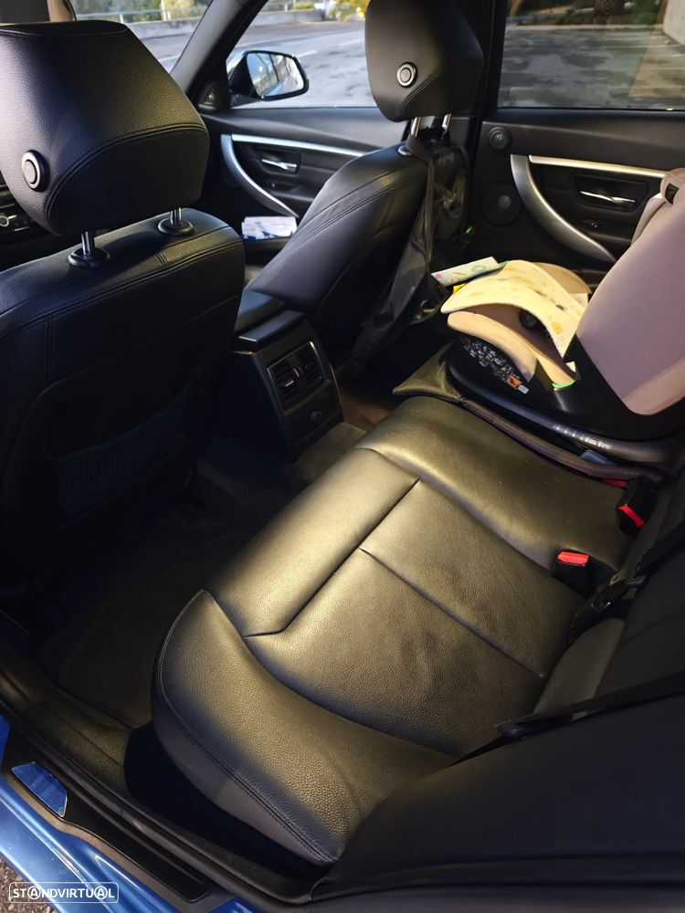BMW 320 i Aut. M Sport - 26