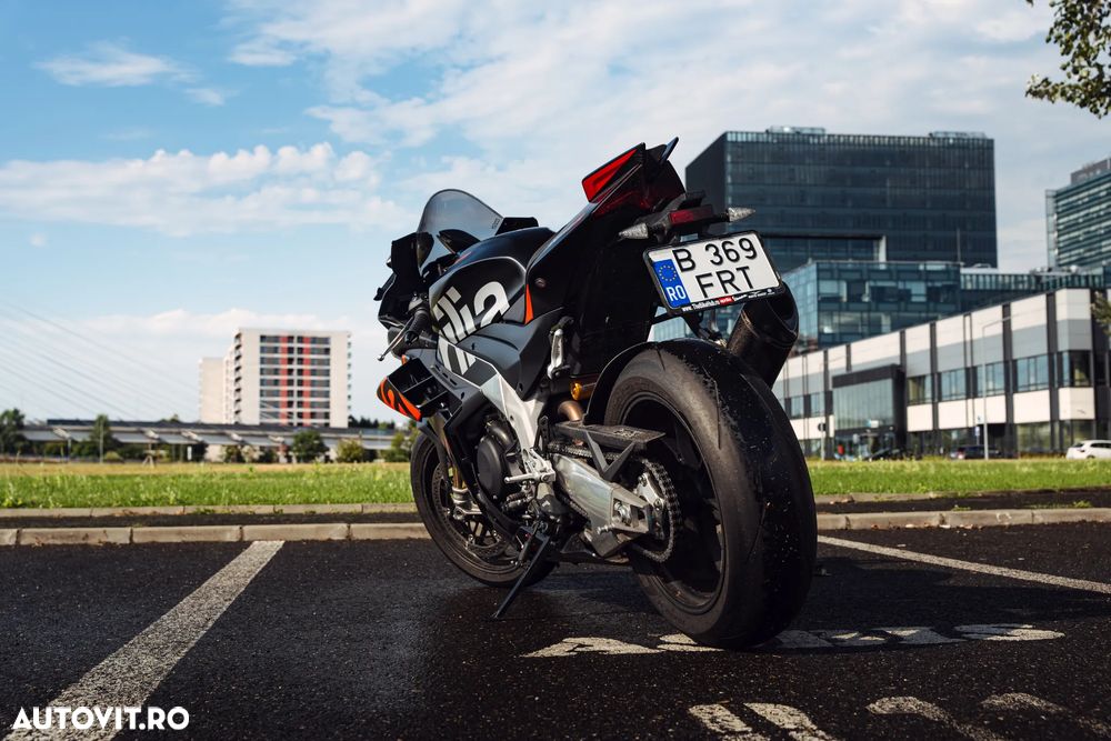 Aprilia RSV-4 Factory - 6