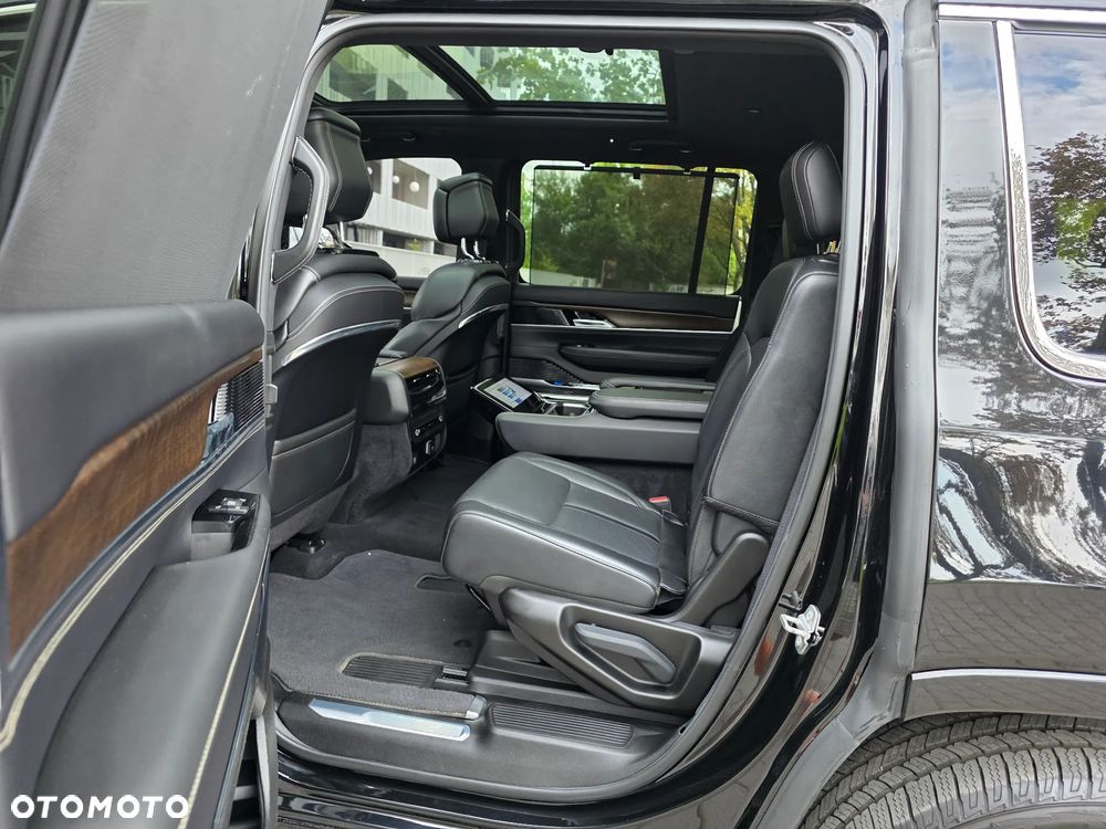 Jeep Grand Wagoneer - 25