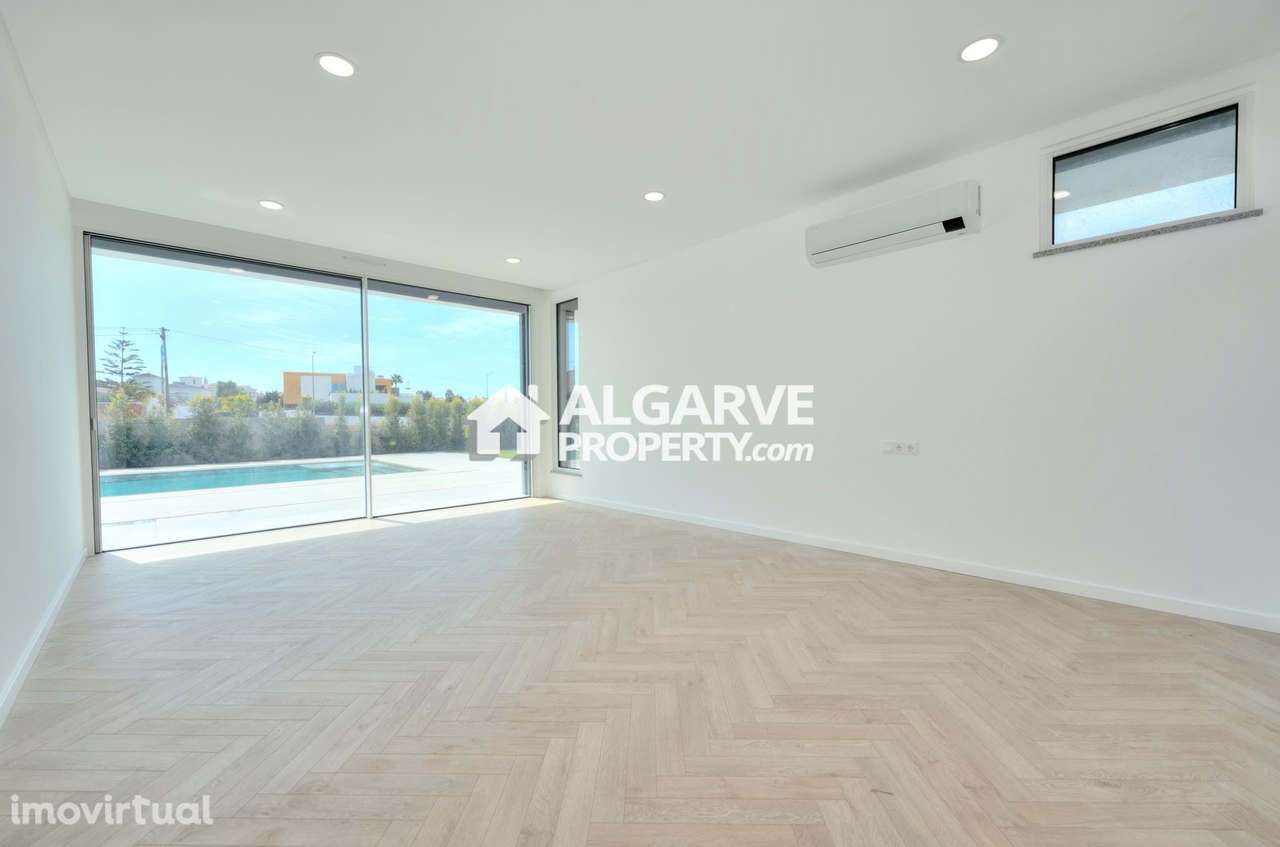 Fantástica Moradia V4 Chave na Mão perto da Praia na Galé, Algarve - Grande imagem: 4/60