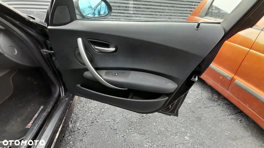 BMW 1 E87 DRZWI PRAWY PRZÓD PRZEDNIE PRAWE KOMPLETNE 668/9 nr. 85/3 - 4