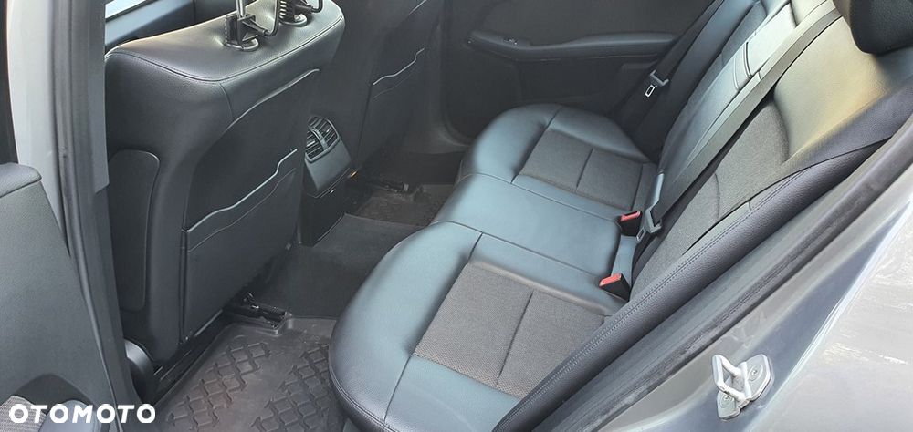 Mercedes-Benz Klasa E 250 CGI BlueEFFICIENCY Avantgarde - 19