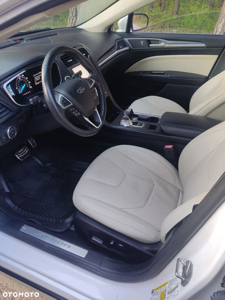 Ford Fusion 2.0 EcoBoost Titanium - 16