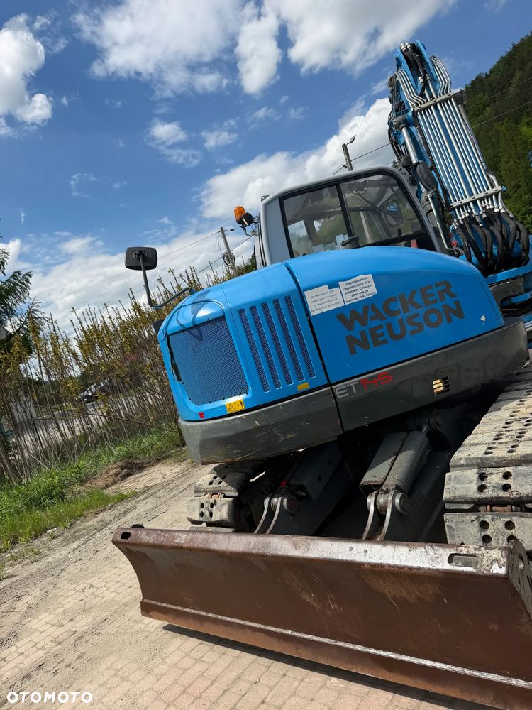 Wacker Neuson ET145 Koparka Gąsienicowa 15 ton. Maszyna jak Nowa 2018 rok. 3400Mtg silnik PERKINS. Maszyna Pełny Oryginał. Aktualna DEKRA BMWT oraz aktualne serwisy Eksploatacyjne! Sprowadzona z Norwegii, KLIMA, KAMERY, własna pompa tankowania, Nagłośnienie, Zero luzów i wycieków! OKAZJA. Szybkozłącze Hydrauliczne. Skrętne ramię. Dodatkowe linie hydrauliczne! 2 łyżki - 18