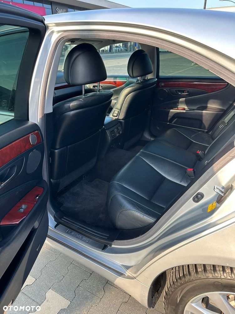 Lexus LS 460 AWD - 24