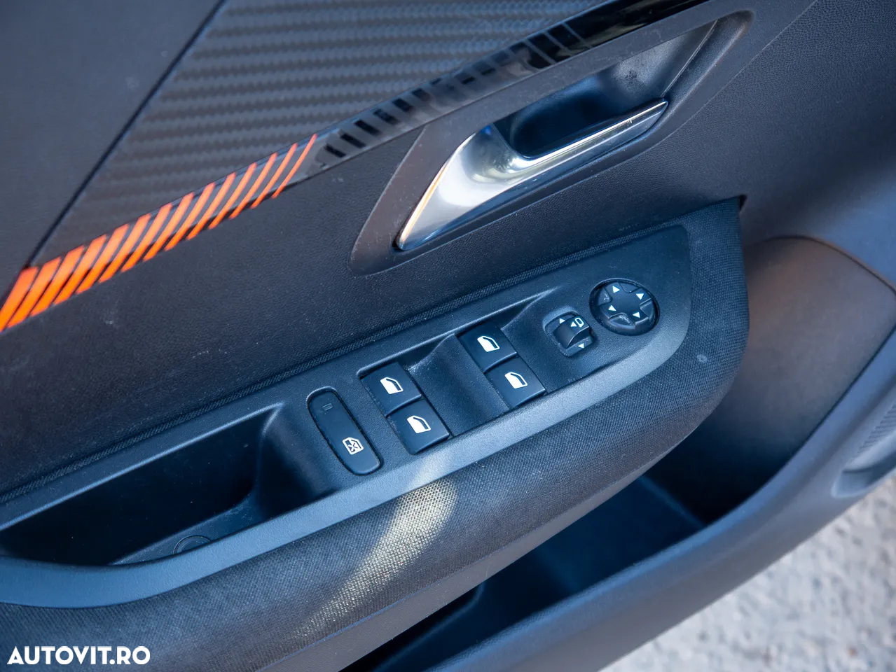 Peugeot 208 PureTech 100 EAT8 Allure - 9