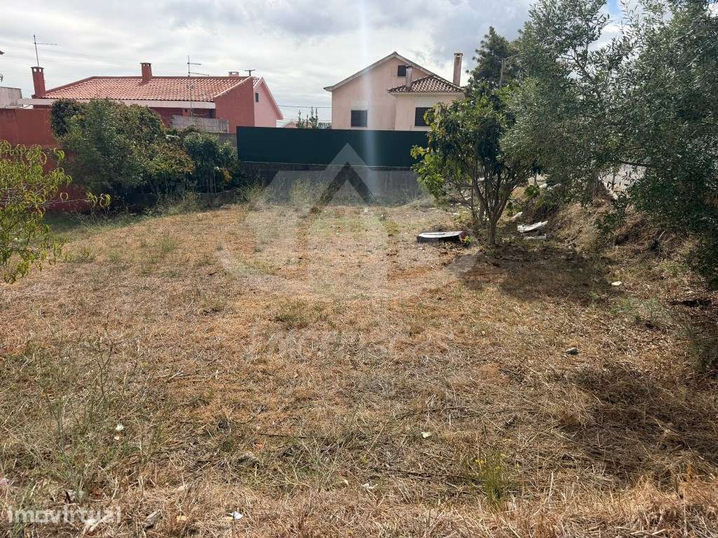 Terreno de gaveto em fase de legalização com 300 m² na Portela da A... - Grande imagem: 2/8