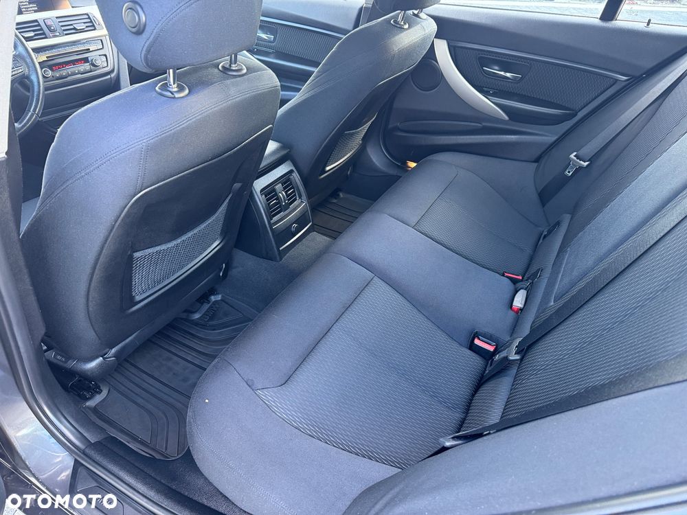 BMW Seria 3 318d Sport Line - 23