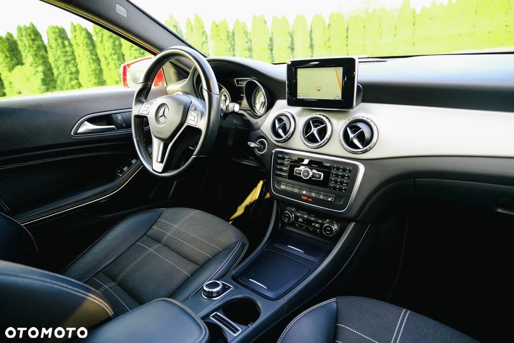 Mercedes-Benz GLA 200 7G-DCT Urban - 24