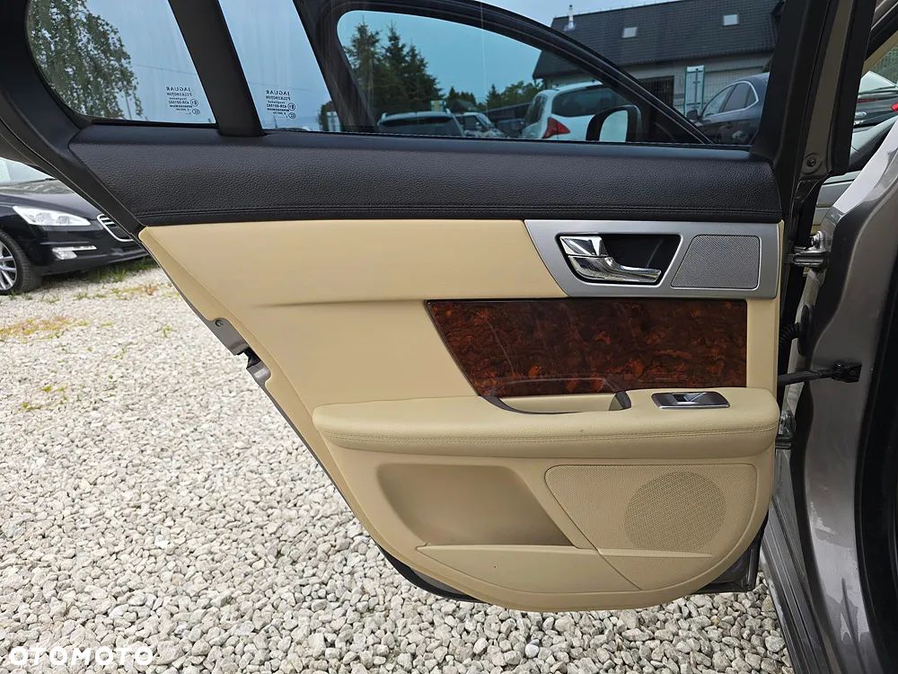 Jaguar XF 2.2 D Premium Luxury - 17