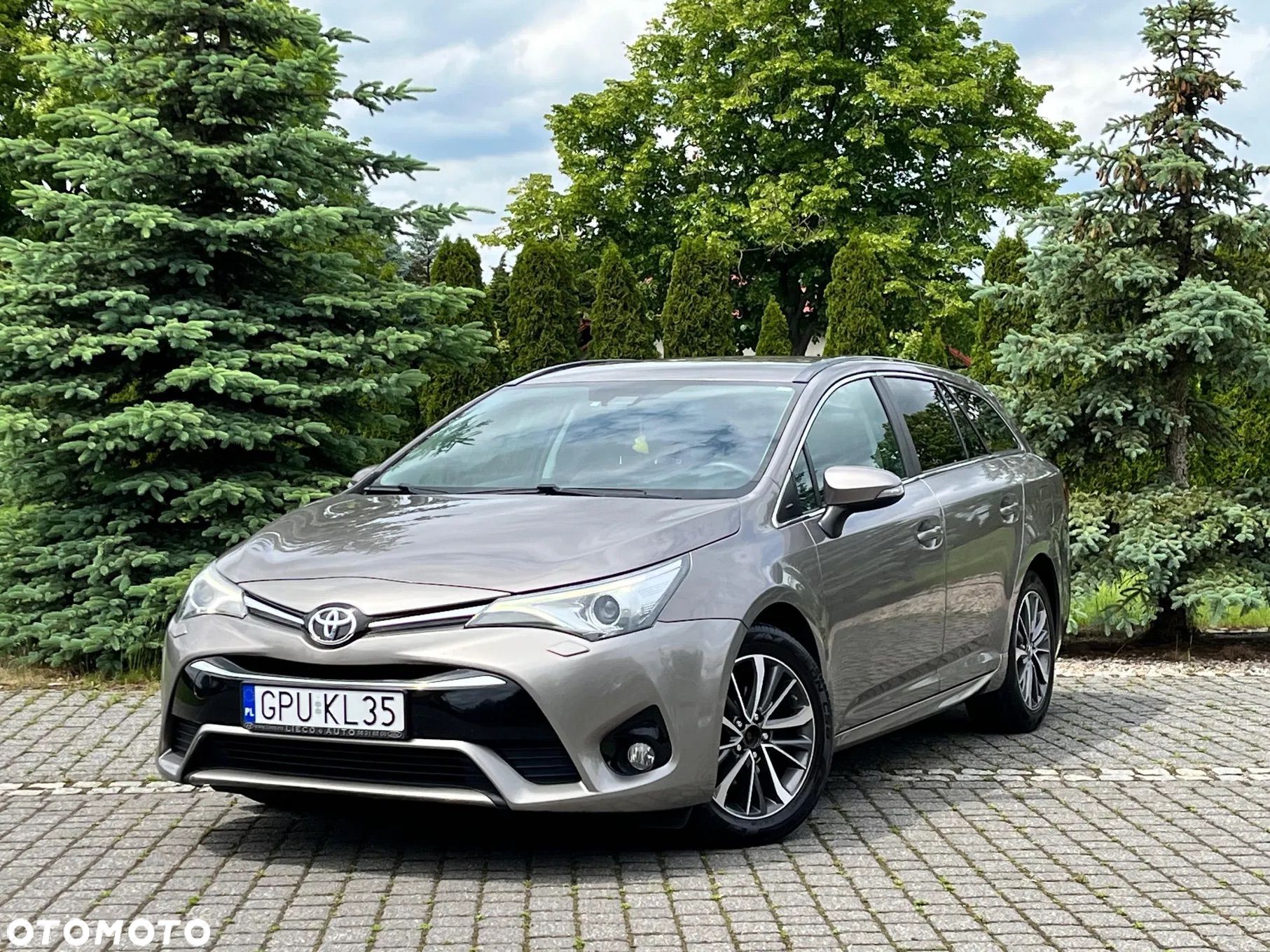 Toyota Avensis 1.6 D-4D Premium - 1