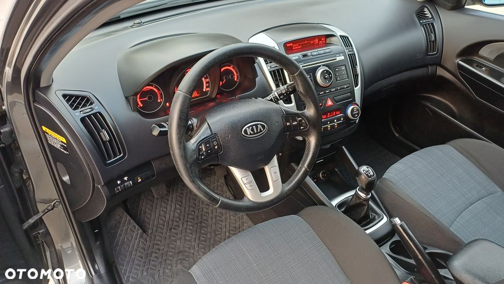Kia Ceed - 11
