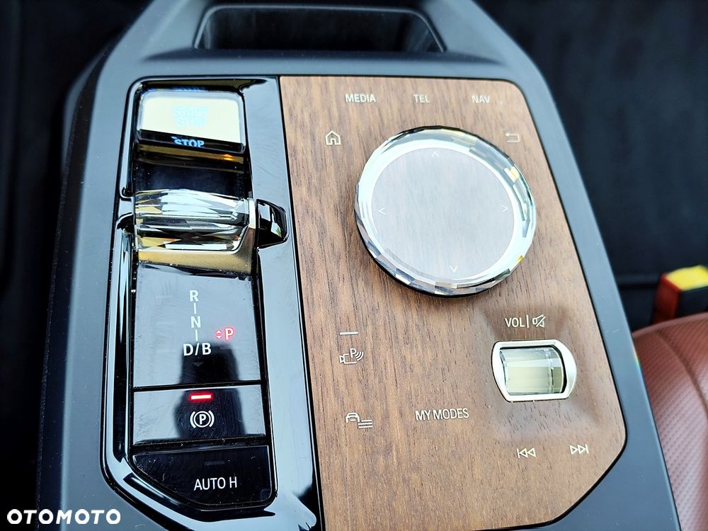 BMW iX xDrive40 76.6kWh Essence - 24