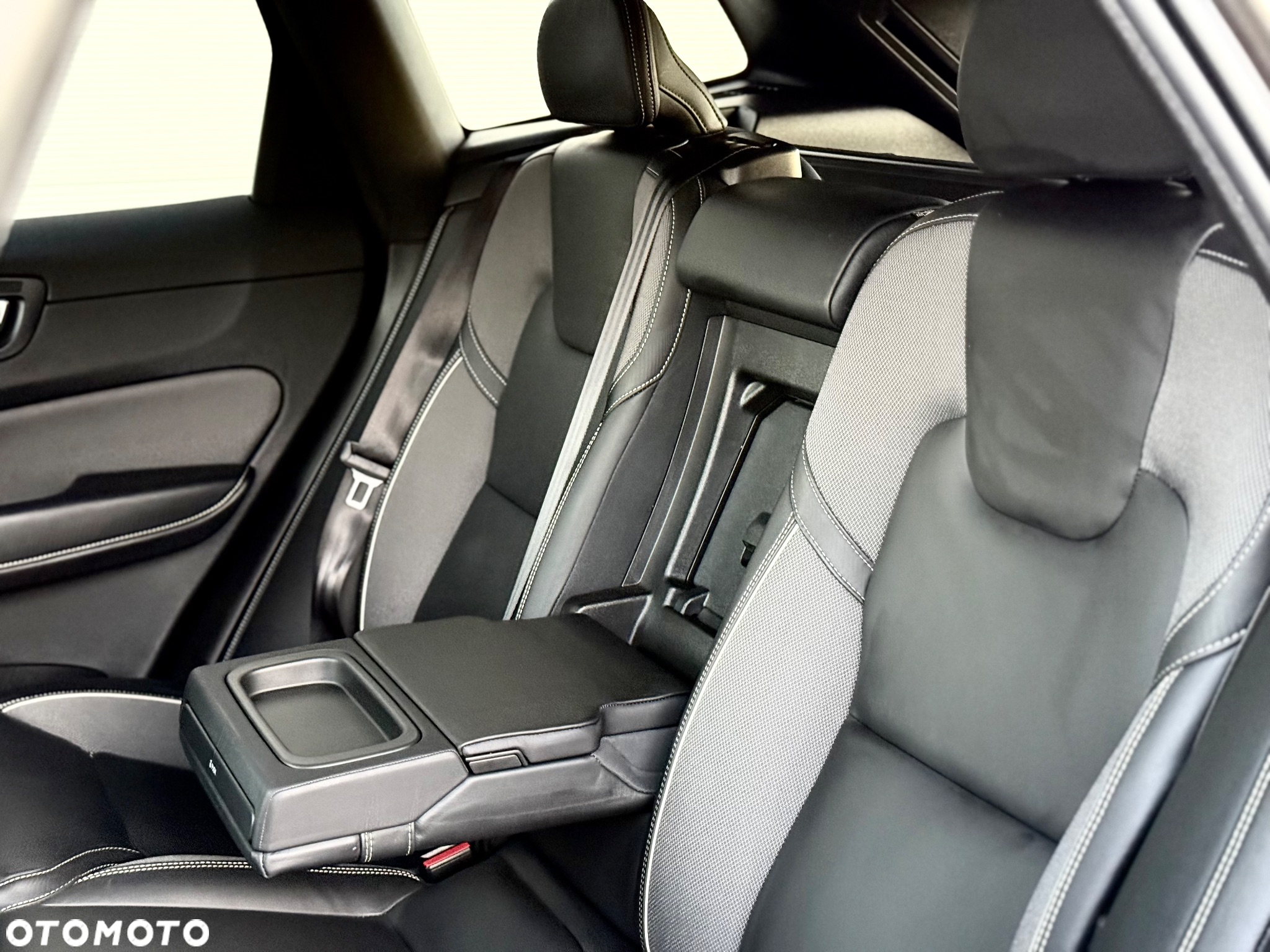 Volvo XC 60 D4 R-Design - 27