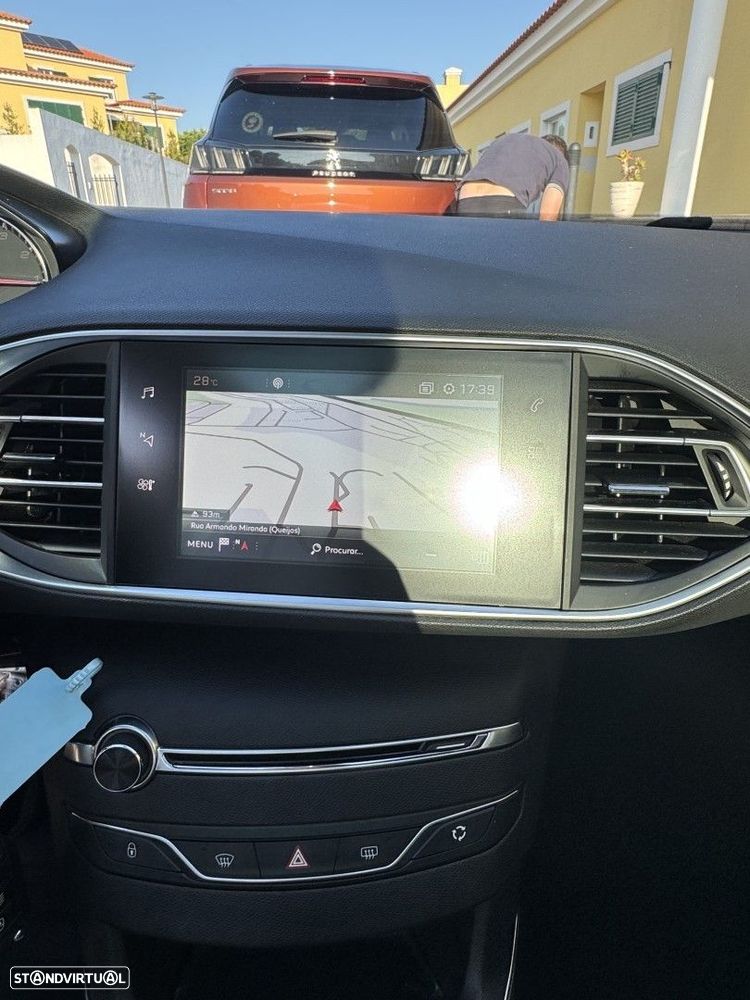 Peugeot 308 1.2 PureTech Allure J18 - 25