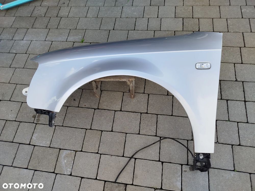 Audi A4 B7 błotniki przedni lewy LY7W