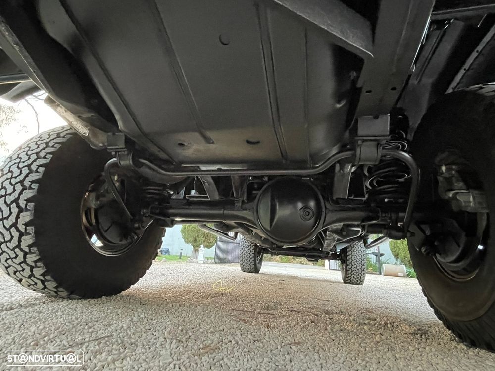 Land Rover Defender - 13