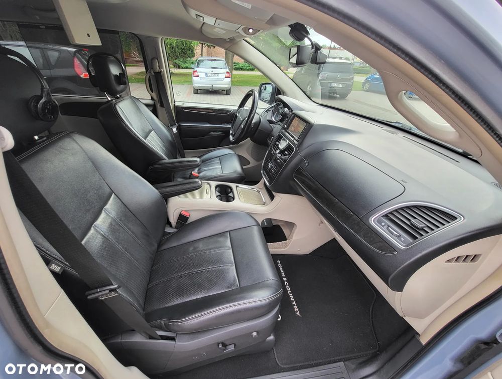 Chrysler Town & Country 3.6 Limited - 9