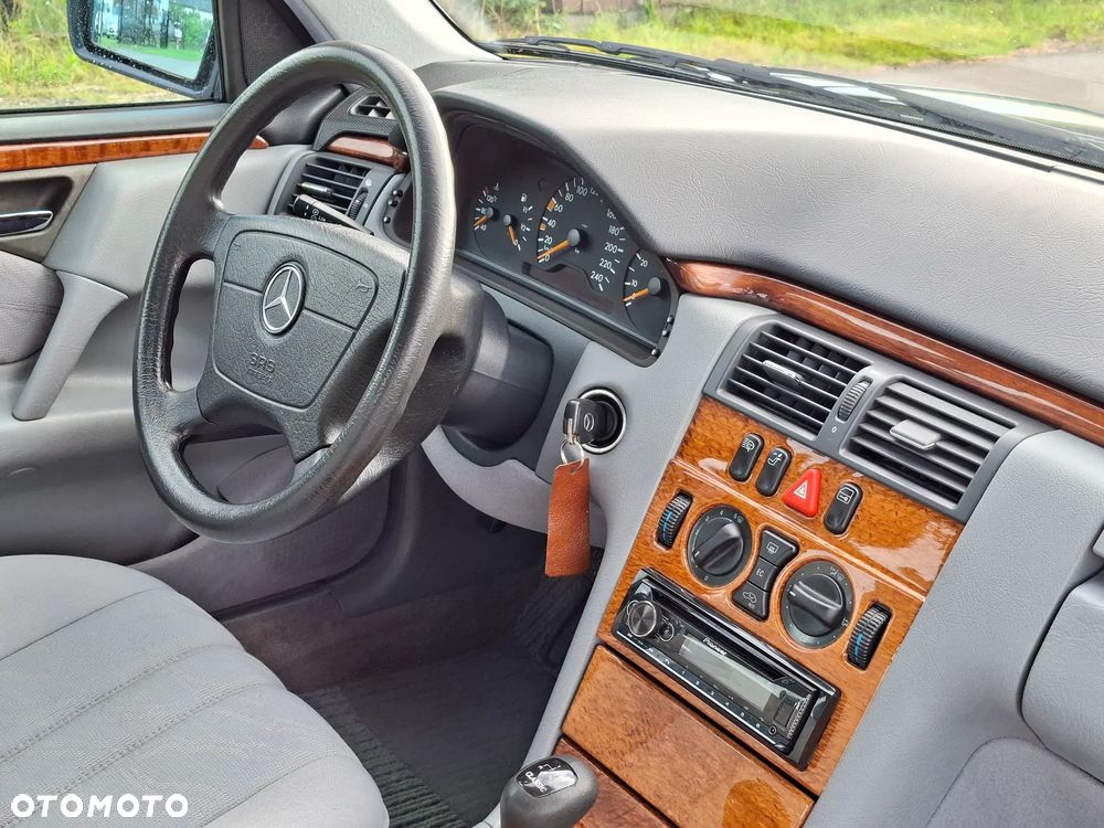 Mercedes-Benz Klasa E 240 Classic - 17