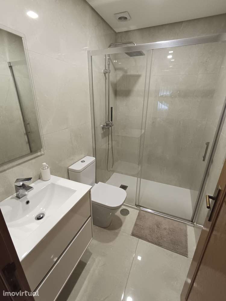 T2+1 (T3), garagem 2 carros, 1º andar elevador, aquecimento central - Grande imagem: 2/17