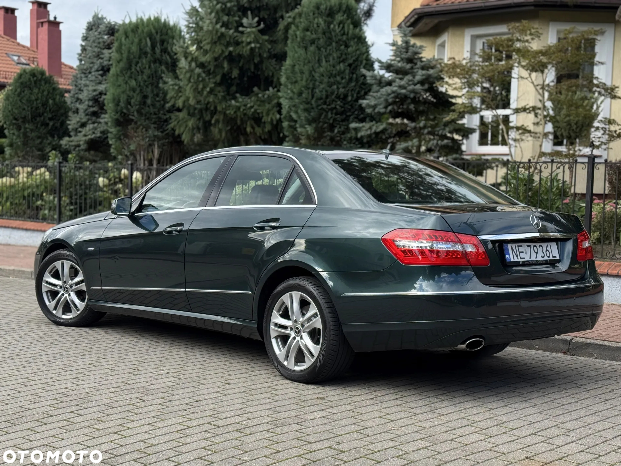 Mercedes-Benz Klasa E 250 CGI BlueEffICIENCY Avantgarde - 2