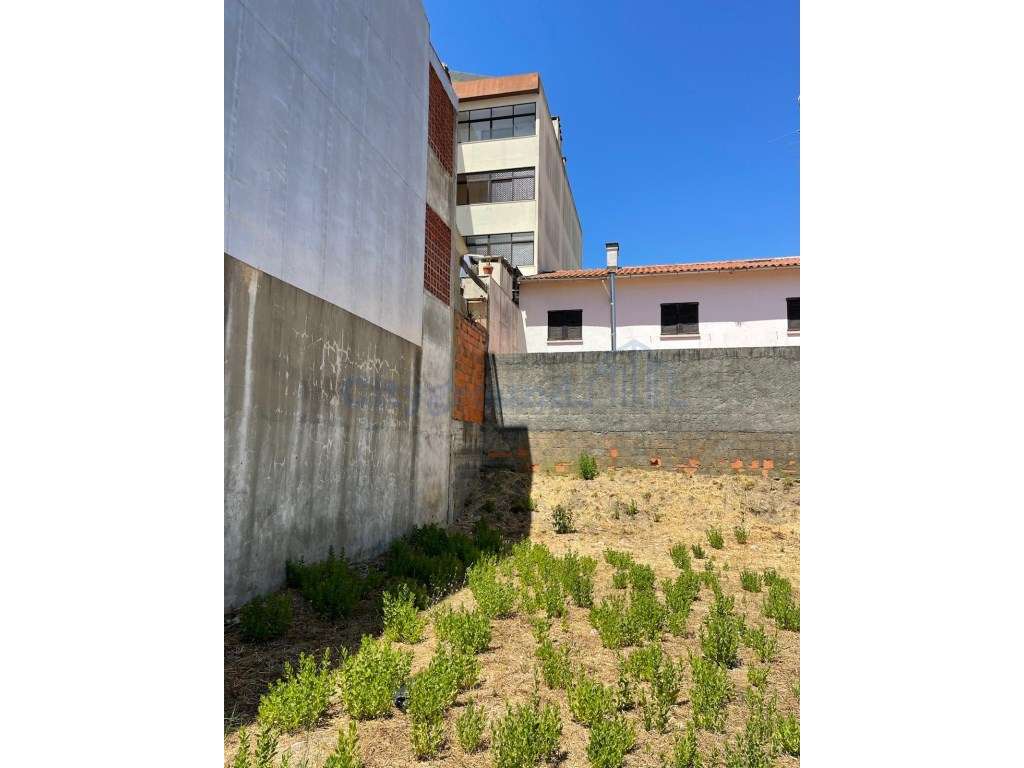 Terreno para construção de edifício de 4 pisos, centro de Ourém - Grande imagem: 3/7