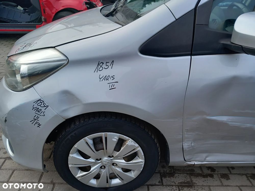 TOYOTA YARIS III BŁOTNIK LEWY PRZEDNI PRZEDNI LEWY PRZÓD KOLOR: 1F7 - 1