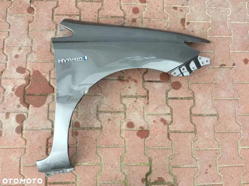 AURIS II 12- BŁOTNIK PRAwy przód przedni emblemat - 2