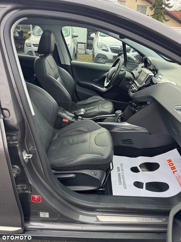 Peugeot 2008 1.2 Pure Tech GPF Signature S&S EAT6 - 28