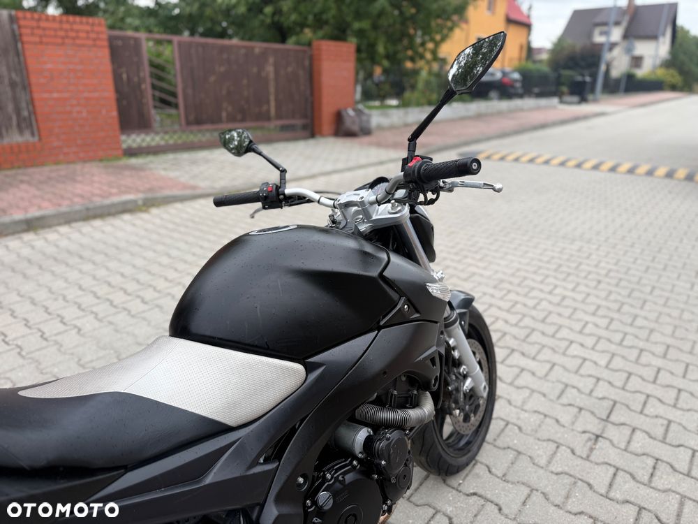 Suzuki GSR - 12