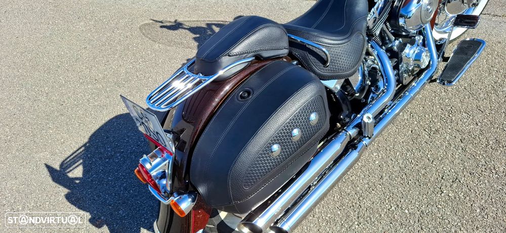 Harley-Davidson FLST Softail Deluxe - 4