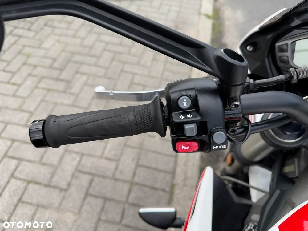 Triumph Street Triple - 11