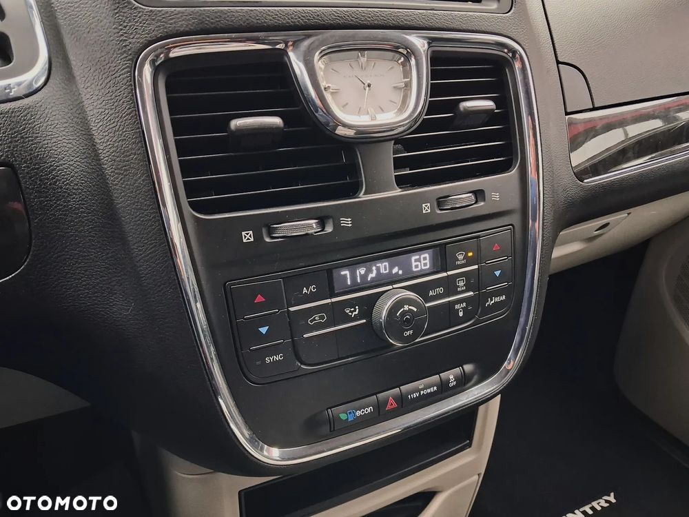 Chrysler Town & Country 3.6 Touring - 38