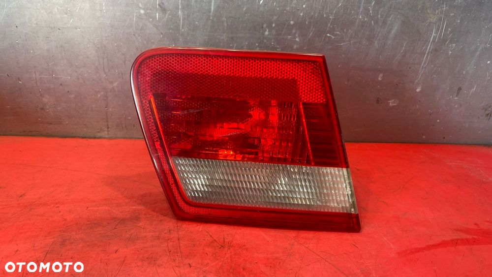 BMW 3 E46 KOMBI  LAMPA LEWA Z KLAPY TYLNA TYŁ - 1