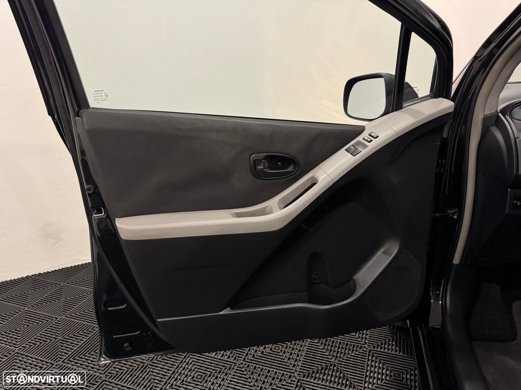 Toyota Yaris 1.0 VVT-i AC - 39