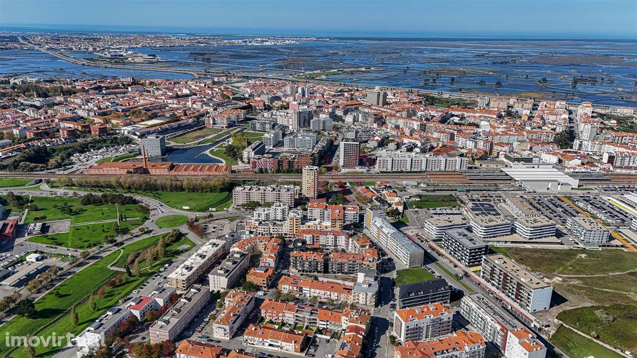 Moradia T4  de Luxo em pleno coração de Aveiro - aceitamos permuta - Grande imagem: 5/56