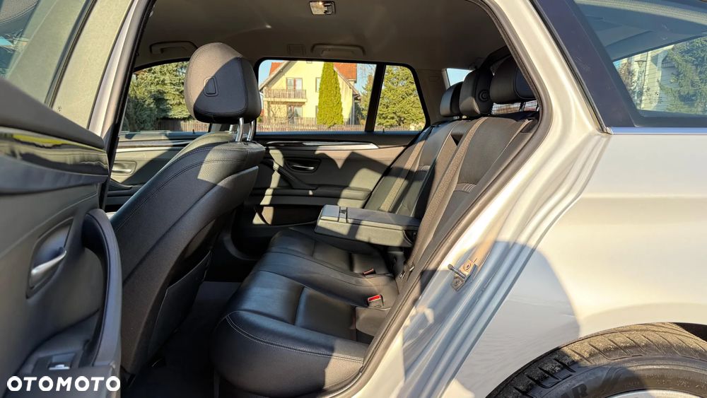 BMW Seria 5 525d Luxury Line - 12