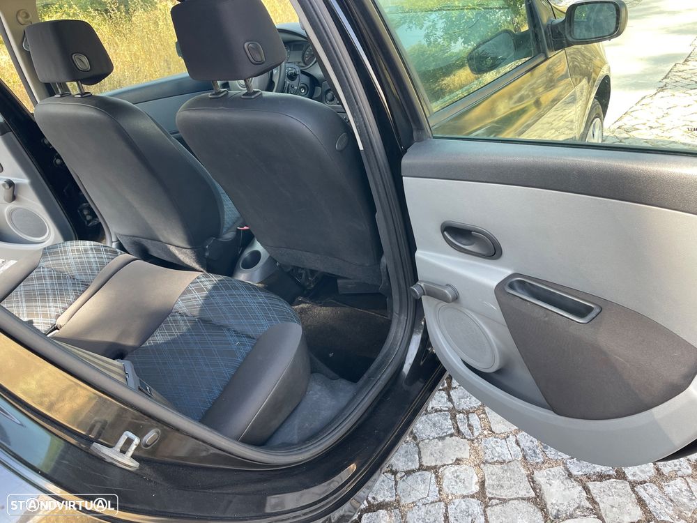 Renault Clio 1.2 16V Confort - 13