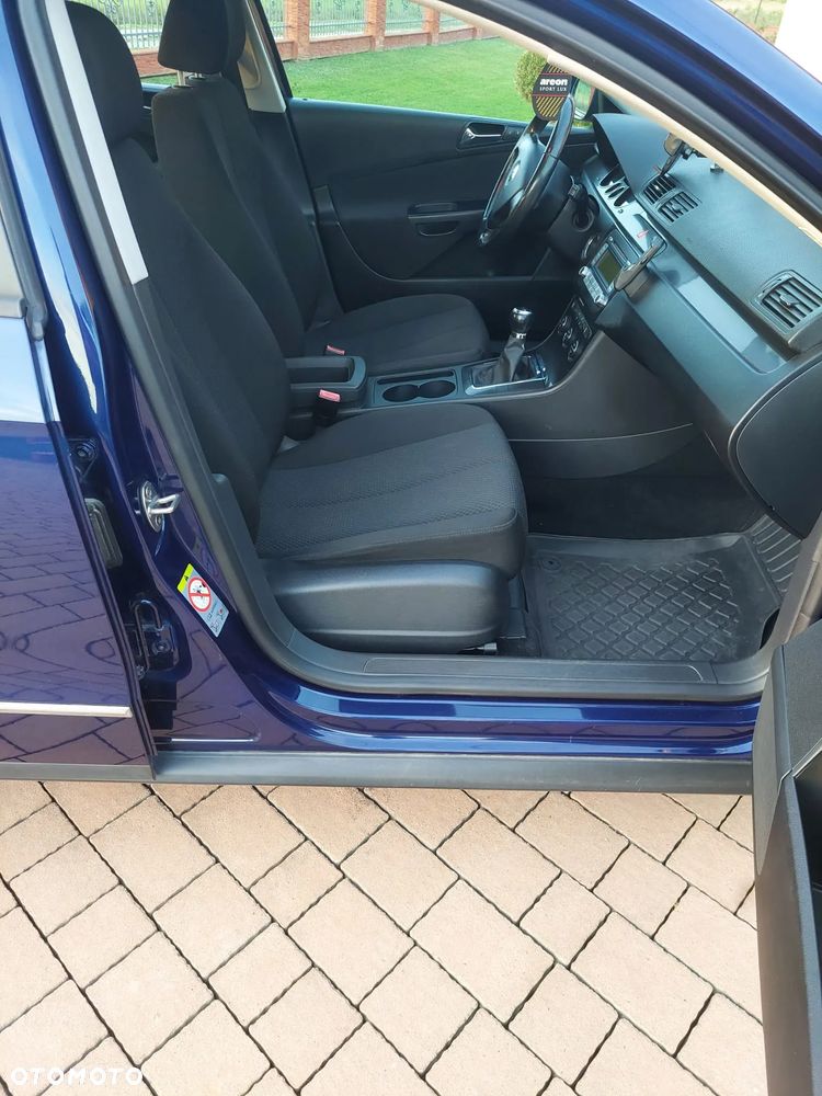 Volkswagen Passat 1.6 Comfortline - 11