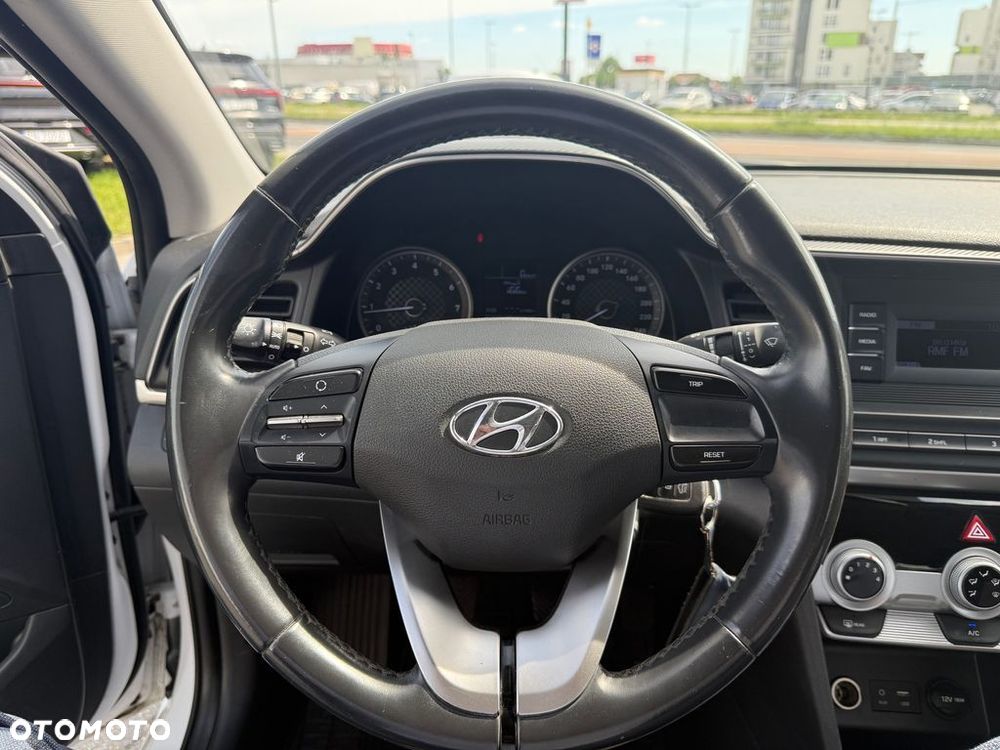 Hyundai Elantra 1.6 Classic Plus - 16