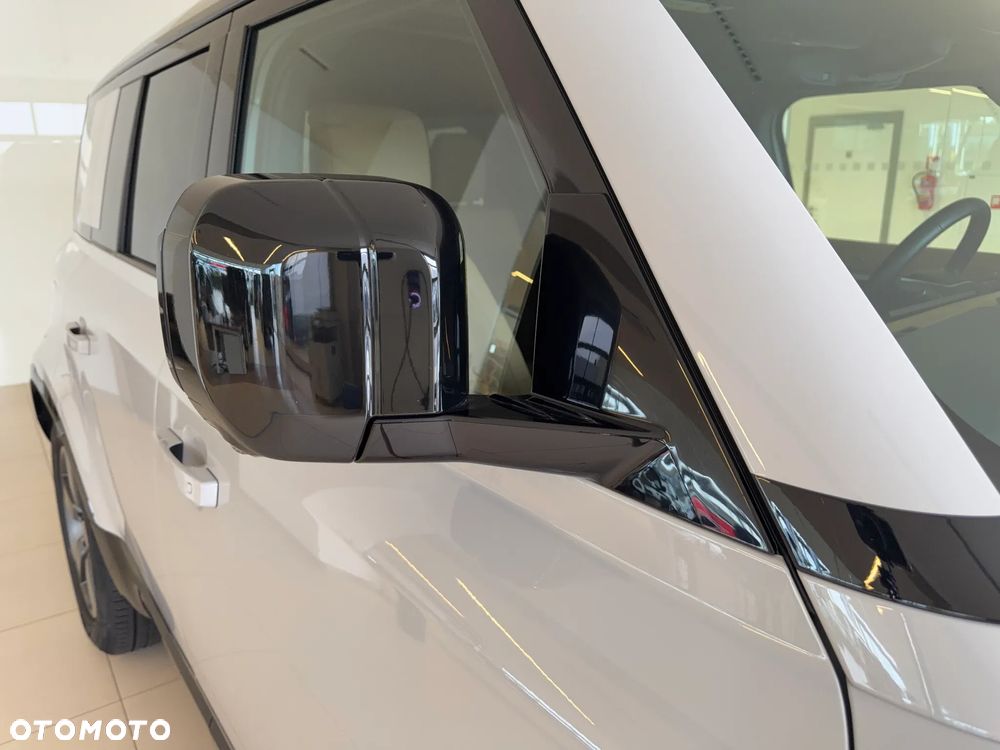 Land Rover Defender - 33