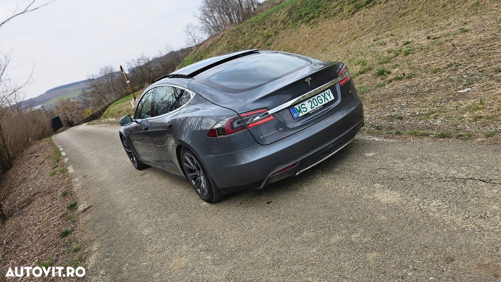 Tesla Model S - 4