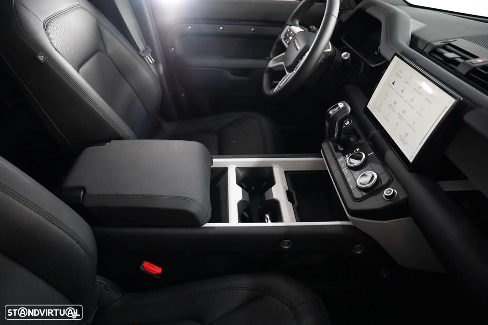 Land Rover Defender 2.0 P300e 110 AWD X-Dynamic HSE - 32