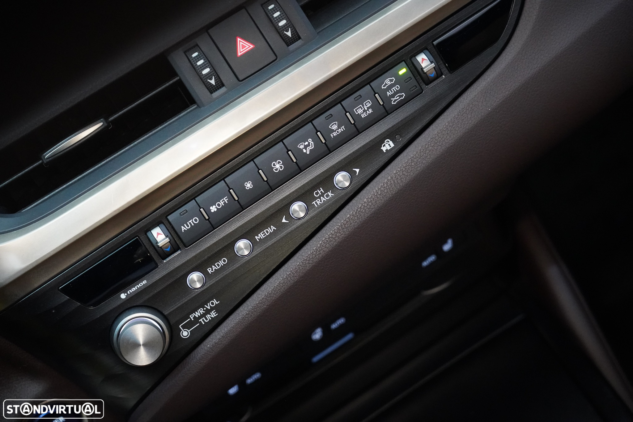 Lexus ES 300h Luxury - 14